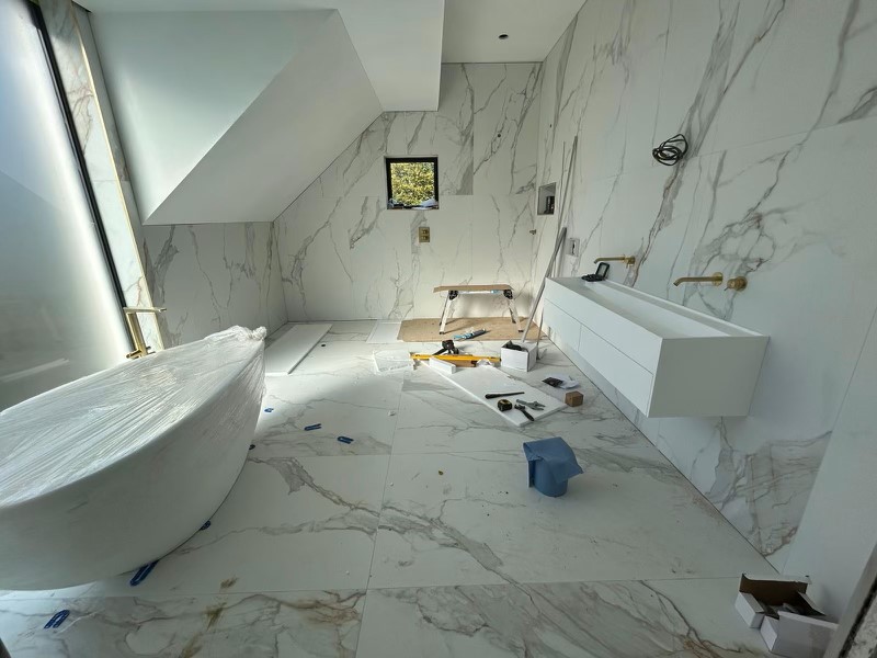 Macchia Vecchia. Image shows large marble tiles in bathroom